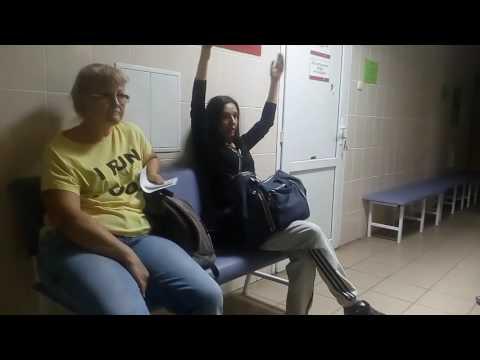 Жестокая бабка пытается УБИТЬ своего КОТА прямо в ветклинике на глазах у людей!